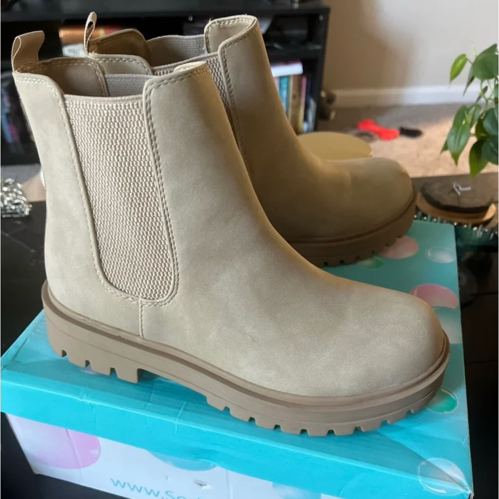 Women's Tan Chelsea Ankle Boots